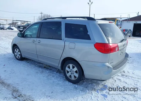 2010 Toyota Sienna Le z USA, uszkodzony, nr VIN 5TDKK4CC0AS306906